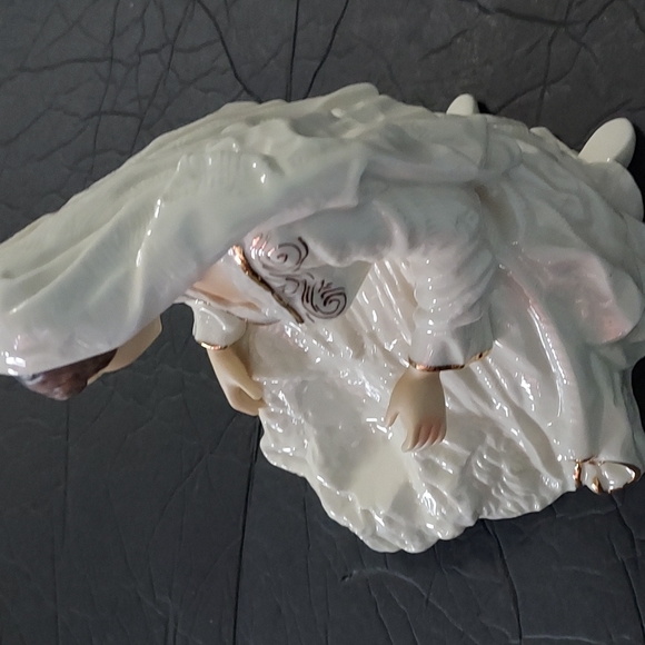 Mary &Baby Jesus Figurines Ivory&Gold Mary is 7 3/4in.Hx6in.Widest Width. B.4in - Picture 7 of 13